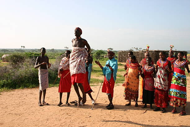 jumping samburu mann bei einer traditionellen tanz - masai africa dancing african culture stock-fotos und bilder