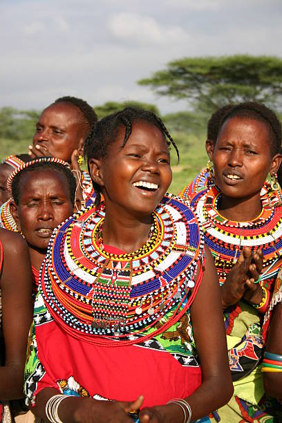 samburu frauen tragen traditionelle schmuck mit sea perlen, kenia - masai africa dancing african culture stock-fotos und bilder