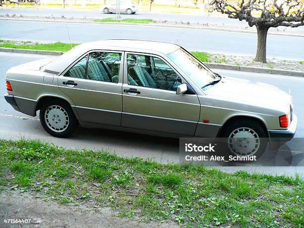 Xe Mercedes Benz 190e Màu Bạc Khói Hình ảnh Sẵn có - Tải xuống Hình ảnh  Ngay bây giờ - Bánh xe hợp kim, Cây, Cản xe - iStock