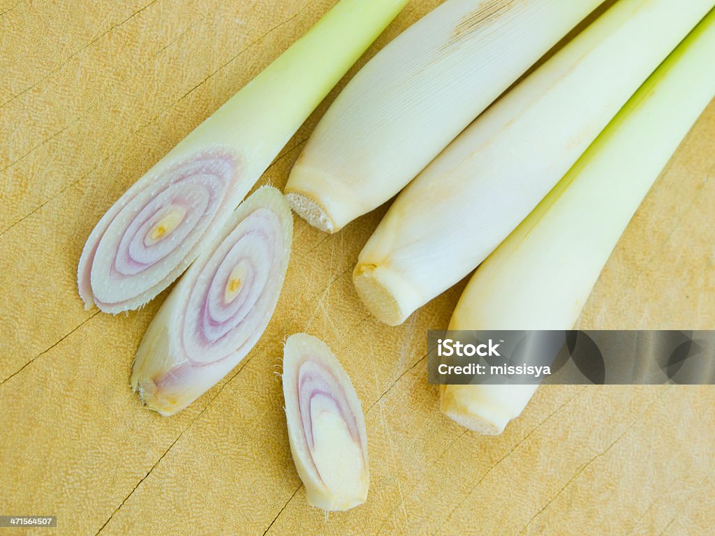 Fette di citronella su sfondo in legno - Foto stock royalty-free di Agricoltura