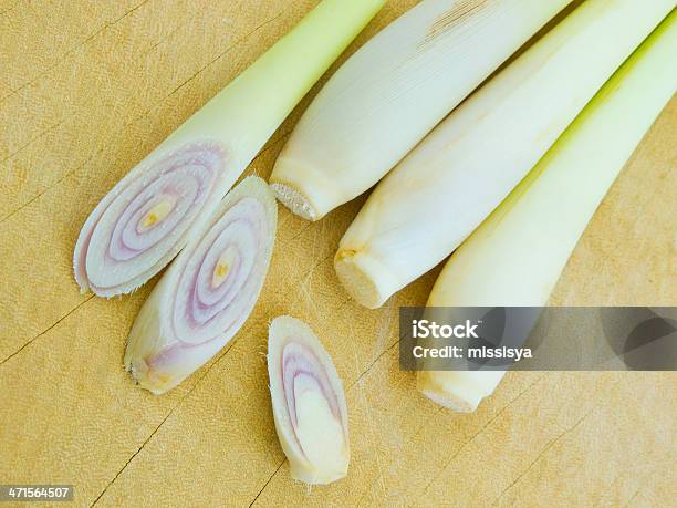 Fette Di Citronella Su Sfondo In Legno - Fotografie stock e altre immagini di Agricoltura - Agricoltura, Alimentazione sana, Antiossidante