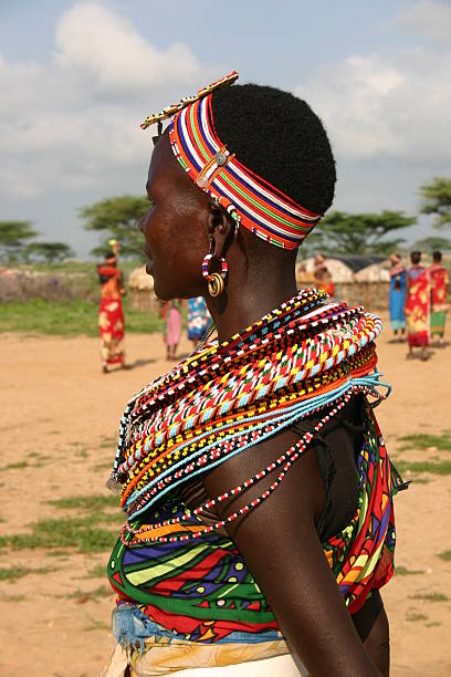 samburu mädchen mit traditioneller schmuck mit sea perlen, kenia - masai africa dancing african culture stock-fotos und bilder