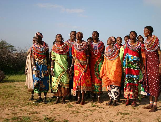 samburu frauen tanzen und singen in kenia, afrika. - masai africa dancing african culture stock-fotos und bilder