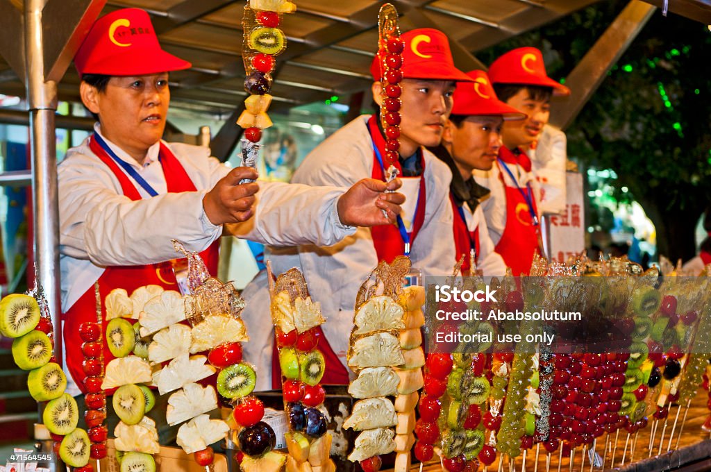 Caramelle frutta cinese vendita al mercato notturno di Donghuamen Pechino - Foto stock royalty-free di Alimento di base