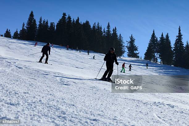 Sciatori Sulla Pista Da Sci Nella Repubblica Ceca - Fotografie stock e altre immagini di Ambientazione esterna - Ambientazione esterna, Attività ricreativa, Blu