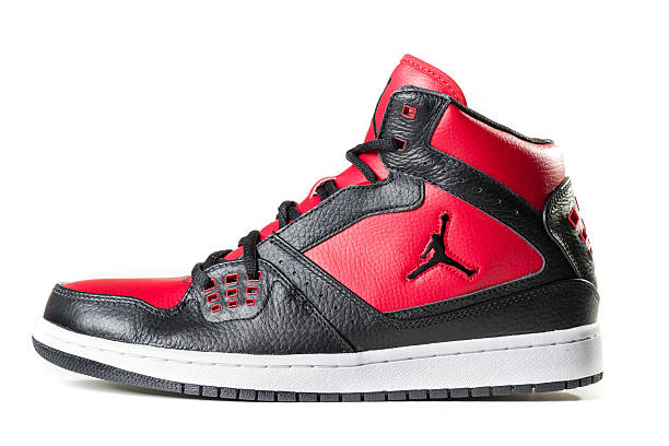 nero e rosso sneaker di giordania - michael jordan foto e immagini stock