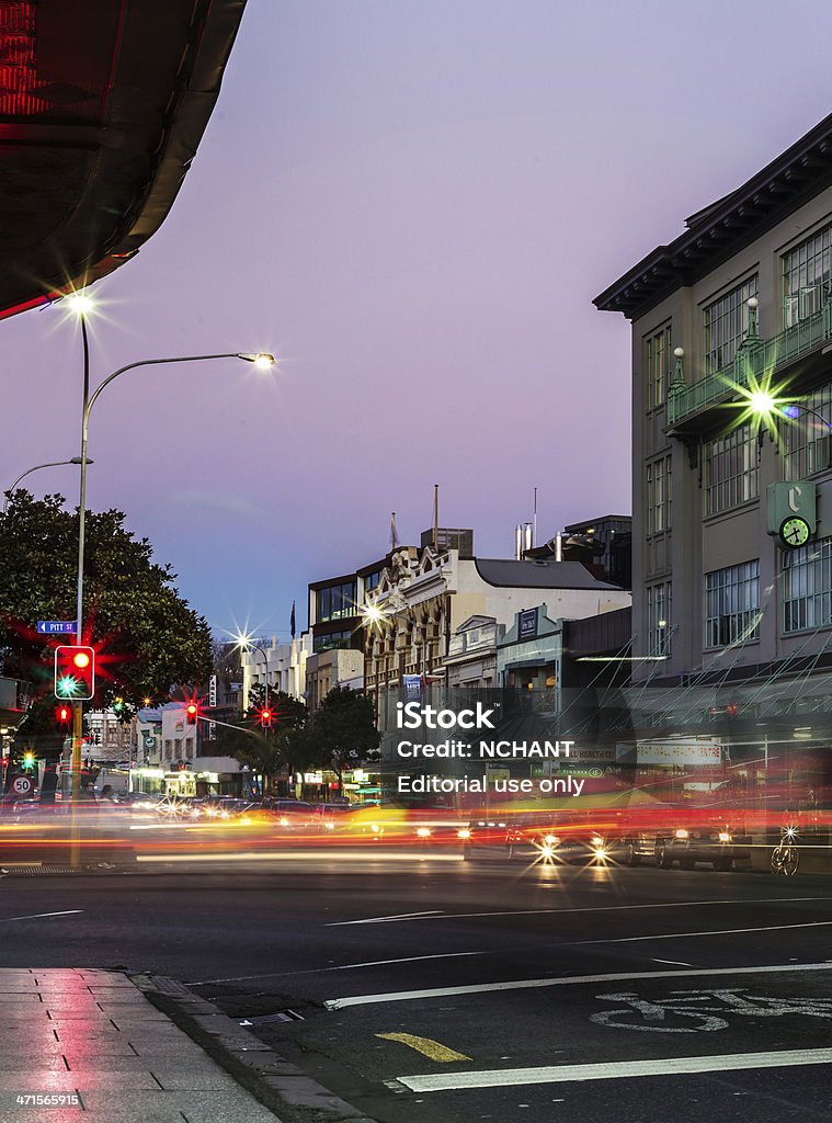 Auckland s Karangahape Road al crepuscolo - Foto stock royalty-free di Auckland