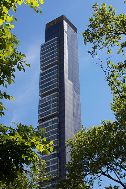 небоскрёб поднимаясь среди деревьев в «мэдисон-сквер-парк - koolhaas стоковые фото и изображения