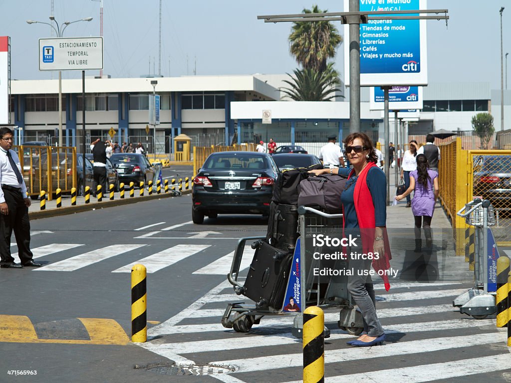 Passagers à l'extérieur du hall des arrivées de l'aéroport de Lima - Photo de Aéroport libre de droits