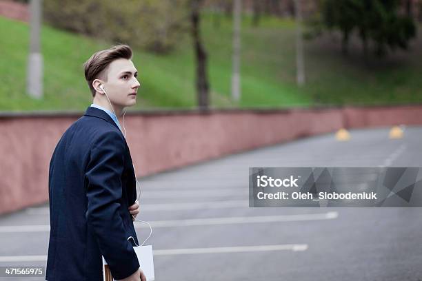 Young Man Walking 駐車場 - スーツのストックフォトや画像を多数ご用意 - スーツ, 歩く, 男性