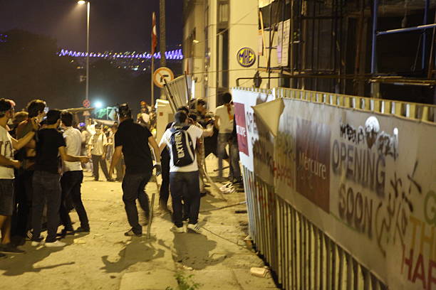 taksim résistant, manifestation à istanbul pour économiser parc gezi - chapuling photos et images de collection