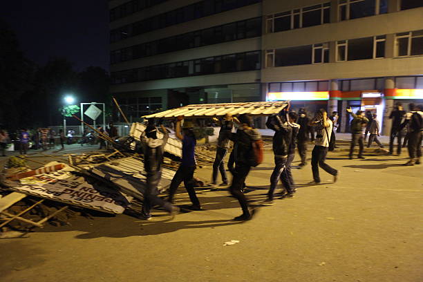 resiste a demonstração em taksim, istambul, para salvar gezi park - chapuling - fotografias e filmes do acervo