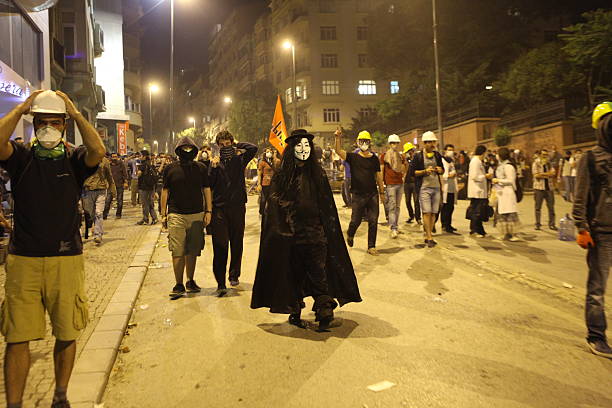 taksim résistant, manifestation à istanbul pour économiser parc gezi - chapuling photos et images de collection