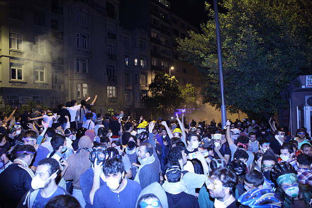 resiste a demonstração em taksim, istambul, para salvar gezi park - chapuling - fotografias e filmes do acervo