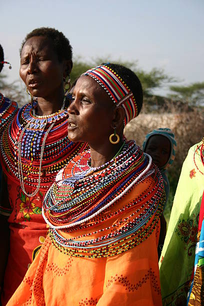 samburu frauen tanzen und singen in kenia, afrika. - masai africa dancing african culture stock-fotos und bilder