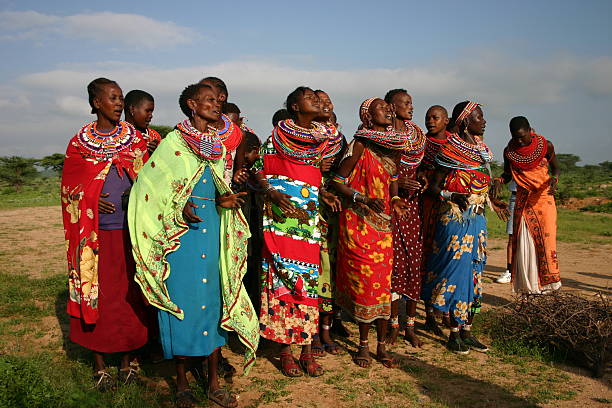 samburu frauen tanzen und singen in kenia, afrika. - masai africa dancing african culture stock-fotos und bilder