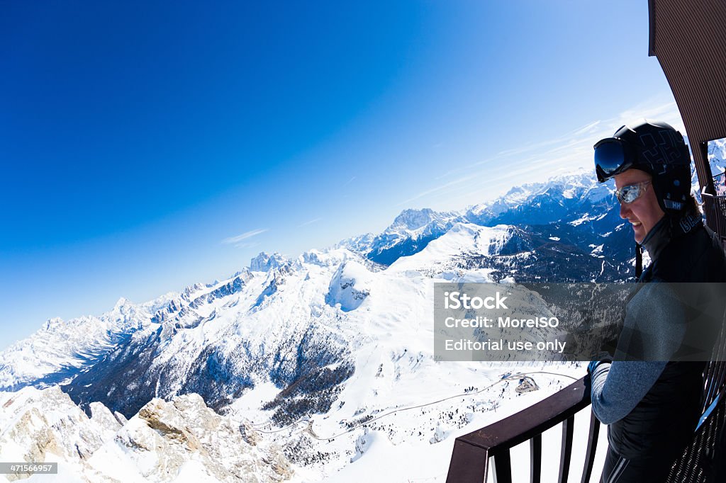 Skiier guardando le Alpi - Foto stock royalty-free di Alpi