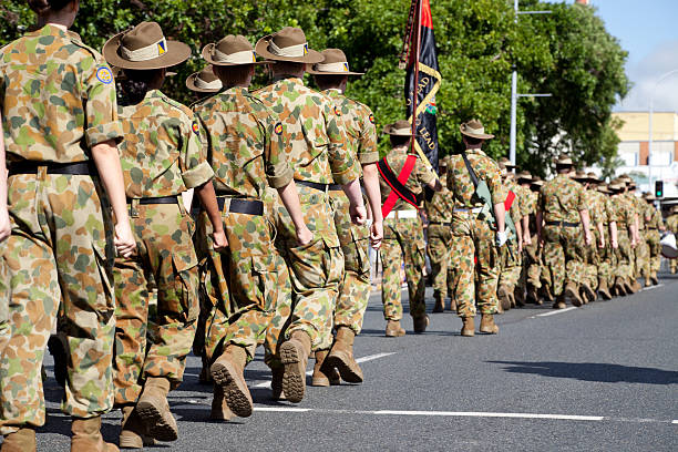 soldats marchant loin de la journée d'anzac - slouch hat photos et images de collection