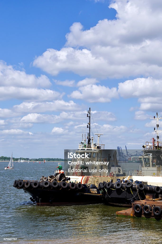 Tugs en el estuario de Orwell Felixstowe - Foto de stock de Agua libre de derechos