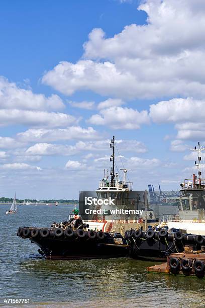 Tugs En El Estuario De Orwell Felixstowe Foto de stock y más banco de imágenes de Agua - Agua, Aire libre, Amarrado