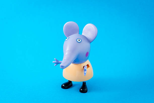 cerdo peppa animados de televisión de caracteres: emily elephant - peppa pig figurine toy fotografías e imágenes de stock