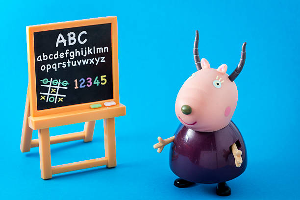 cerdo peppa animados de televisión de caracteres: madame gacela - peppa pig figurine toy fotografías e imágenes de stock