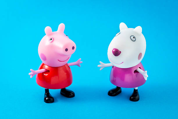 cerdo peppa animados de televisión de caracteres: peppapig y suzy ovejas - peppa pig figurine toy fotografías e imágenes de stock