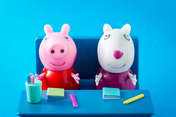 cerdo peppa animados de televisión de caracteres: peppapig y suzy ovejas - peppa pig figurine toy fotografías e imágenes de stock