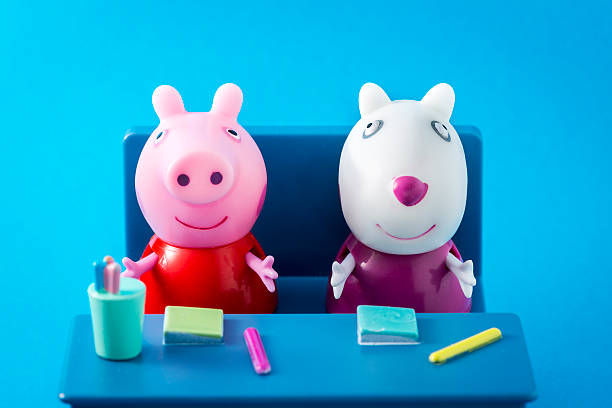 peppa 돼지 애니메이션 텔리비전 시리즈 문자: peppapig 및 수지 시프 - peppa pig figurine toy 뉴스 사진 이미지
