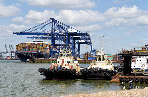 versand am hafen von felixstowe - harbor editorial industrial ship container ship stock-fotos und bilder