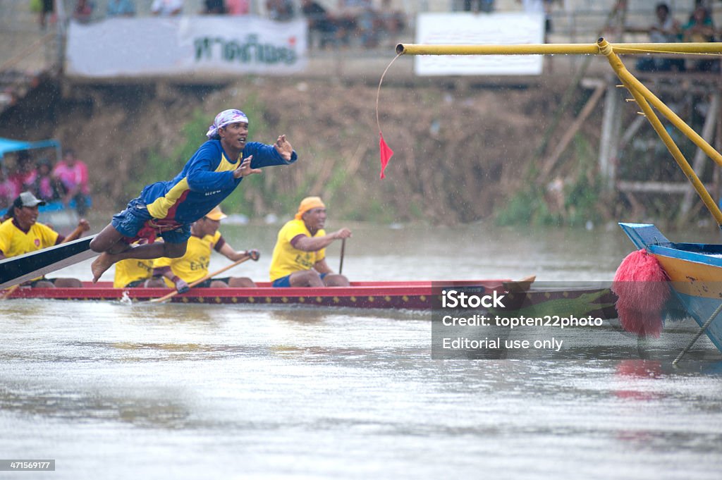 Arrampicata fiocchi in direzione Snatching una bandiera. - Foto stock royalty-free di Abbigliamento