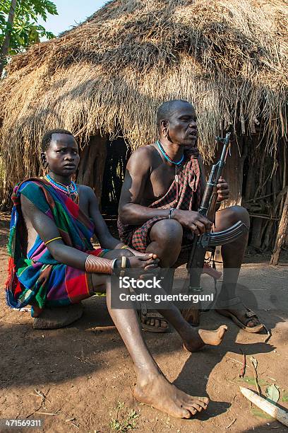 Foto de Chief Of The Village E Sua Esposa Surma Sul Da Etiópia e mais fotos de stock de AK-47