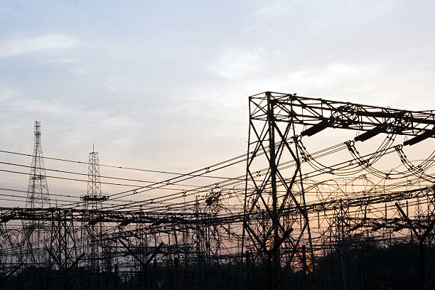 電力プラントの田舎で日没 - steel cable fuel and power generation power power supply ストックフォトと画像