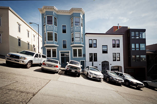 Carros estacionados em íngreme San Francisco - foto de acervo