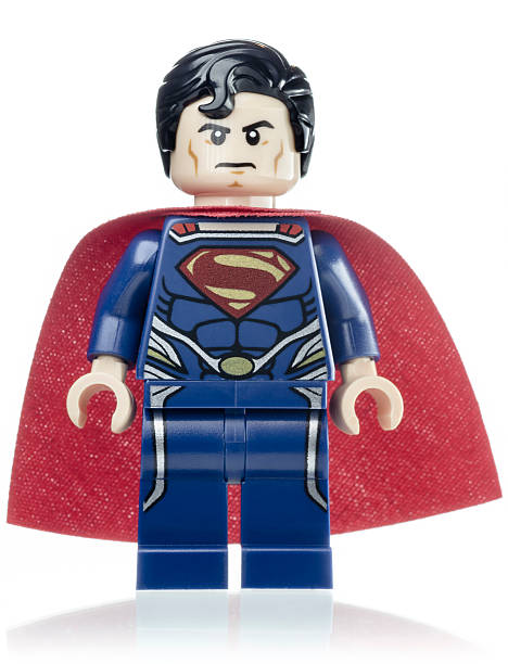 superman lego mini figura - superman superhéroe fotografías e imágenes de stock