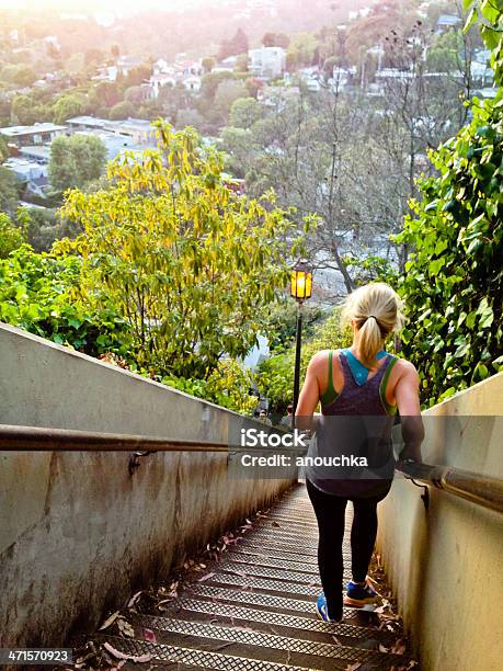 Foto de As Pessoas Sexercitando Na Famosa Santa Monica Escadas e mais fotos de stock de Adulto