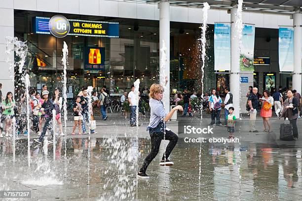 Fountains De Hong Kong - Fotografias de stock e mais imagens de Alegria - Alegria, Alto - Descrição Física, Ao Ar Livre