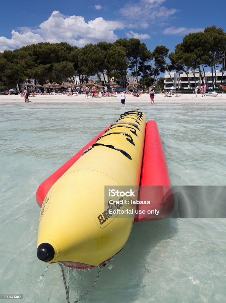 Barca di Banana sulla spiaggia di sabbia. - Foto stock royalty-free di Slitta d'acqua