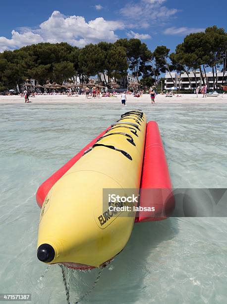 Barca Di Banana Sulla Spiaggia Di Sabbia - Fotografie stock e altre immagini di Slitta d'acqua - Slitta d'acqua, Acqua, Albero tropicale