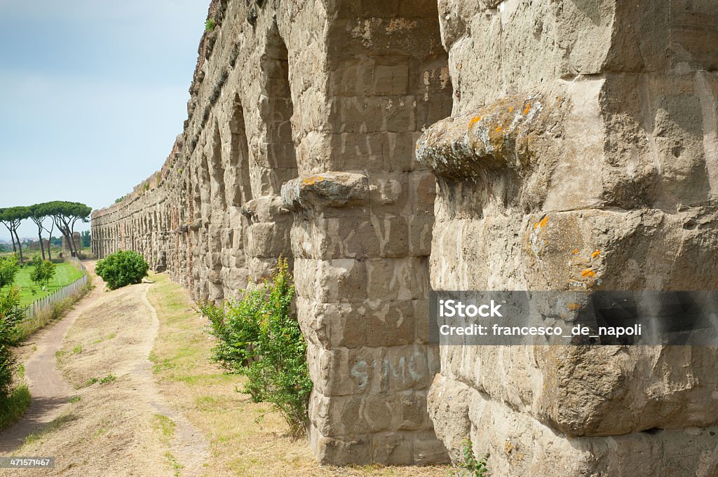 Акведук парк (Parco degli Acquedotti Рим-Италия) - Стоковые фото Акведук роялти-фри