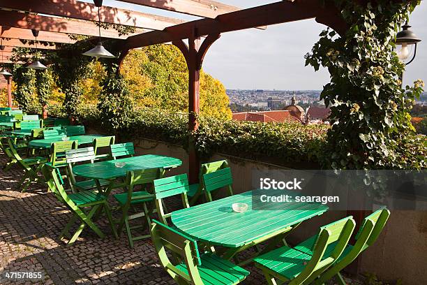 Praga E Tabelas Do Restaurante - Fotografias de stock e mais imagens de Cadeira - Cadeira, Sala de Jantar, Tinta - Equipamento de Arte e Artesanato