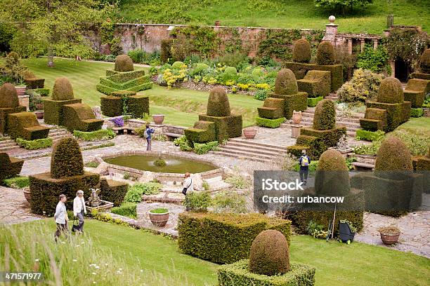 Photo libre de droit de Étang Formel Avec Jardin Topiary banque d'images et plus d'images libres de droit de Adulte - Adulte, Allée de jardin, Angleterre