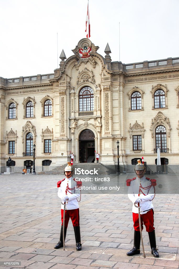 Palazzo del governo e guardie a Lima, Perù - Foto stock royalty-free di Ambientazione esterna