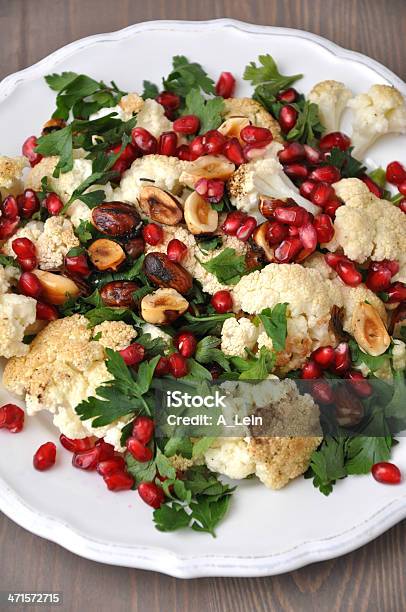 Foto de Salada De Legumes Com Couveflor e mais fotos de stock de Alcaparra - Alcaparra, Alface, Almoço