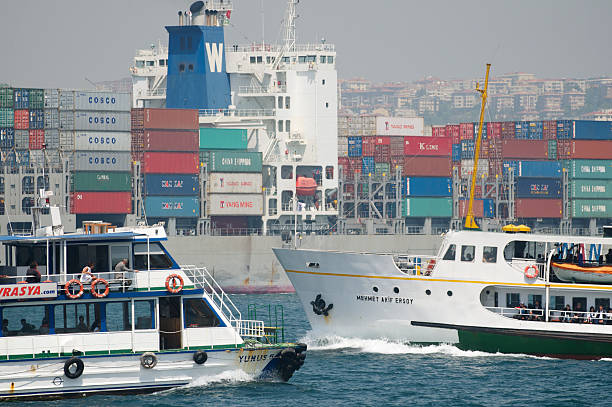 embarcações de transporte em bancas de chifre dourado em istambul - harbor editorial industrial ship container ship imagens e fotografias de stock