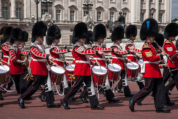 trooping the colour - london england honor guard british culture nobility photos et images de collection