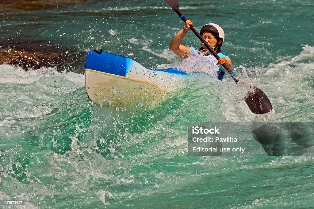 Frau Kajakfahrt auf dem Fluss Soca Rapids Slowenien Europa - Lizenzfrei Wildwasser - Fluss Stock-Foto