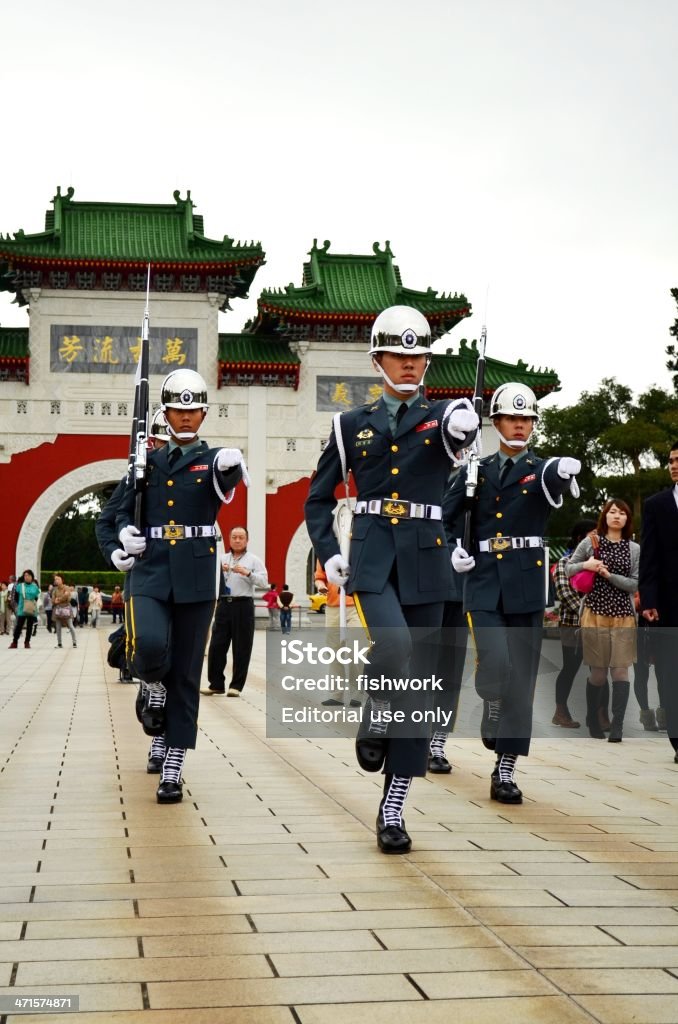Soldados no National revolucionário Santuário dos Mártires em Taiwan - Foto de stock de Arma de Fogo royalty-free