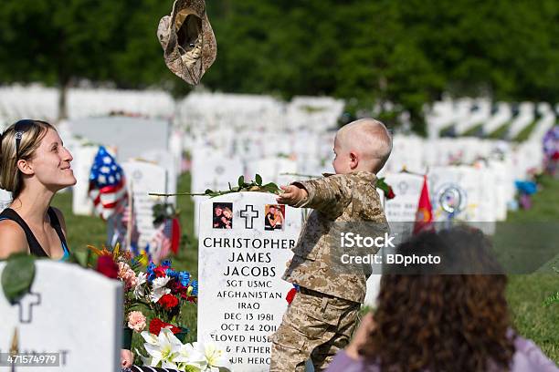 Memorial Day Cemitério Nacional De Arlington - Fotografias de stock e mais imagens de Cemitério nacional de Arlington - Cemitério nacional de Arlington, Arlington - Virgínia, Bandeira