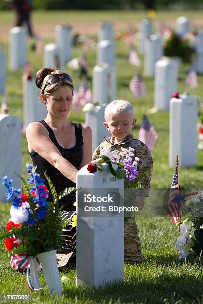 Foto de Memorial Day O Cemitério Nacional De Arlington e mais fotos de stock de Cemitério Nacional de Arlington - Cemitério Nacional de Arlington, Arlington - Virgínia, Bandeira